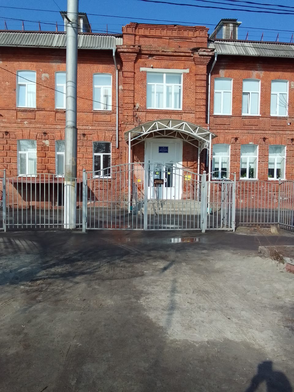 Пандус на входе в здание начальной школы